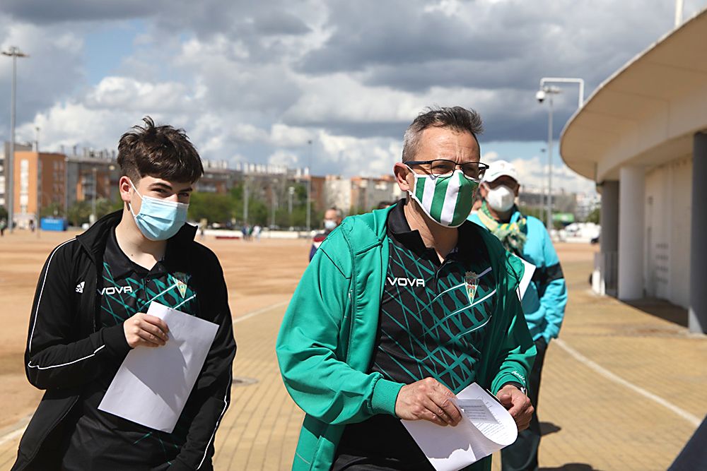 Aficionados asistentes al encuentro Córdoba CF-Balompédica Linense