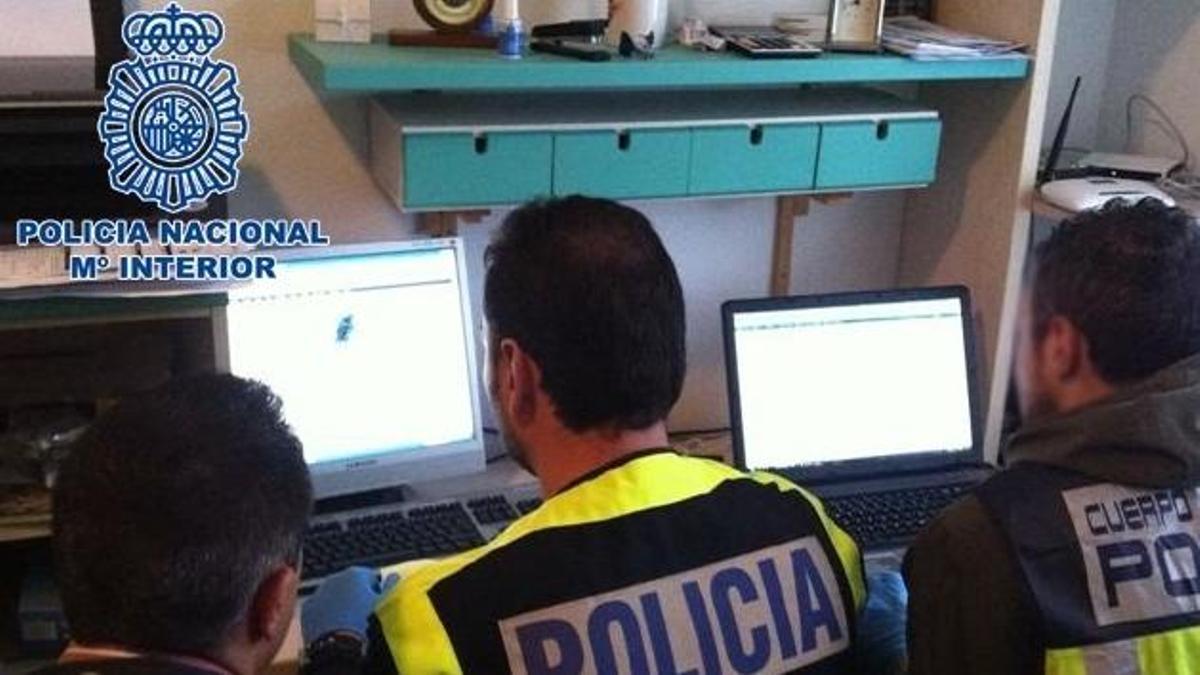 Investigadores de la Policía Nacional.