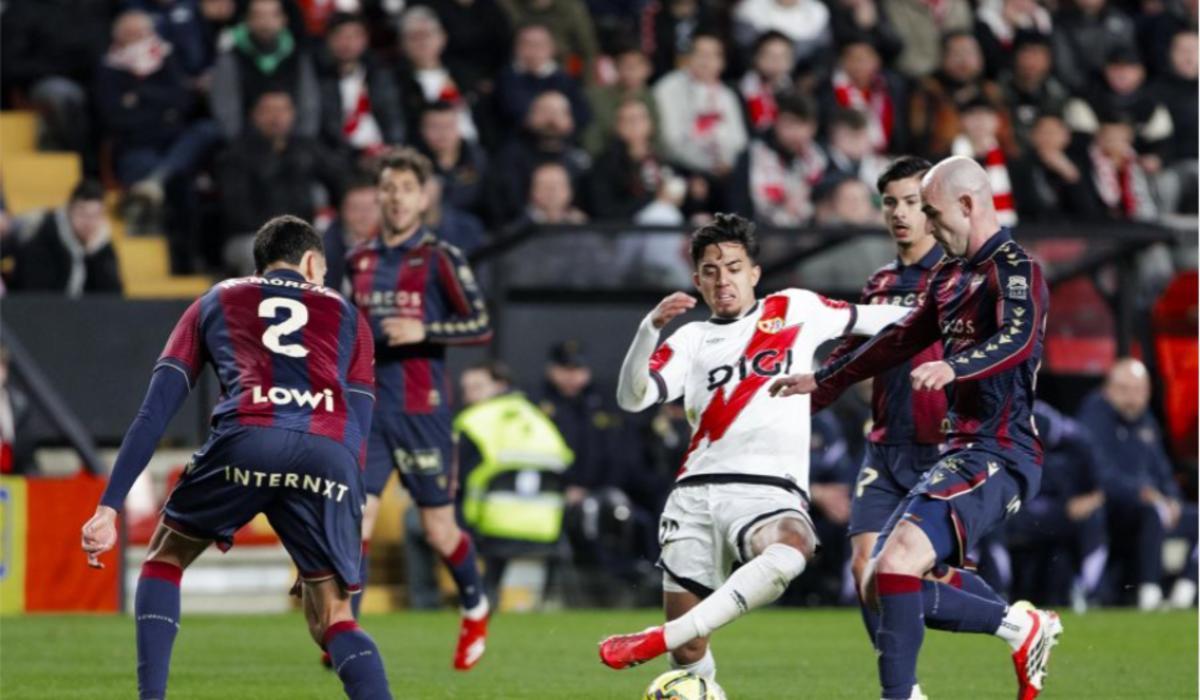 Matías Moreno y Oriol Rey defendiendo a Ilias Akhomach