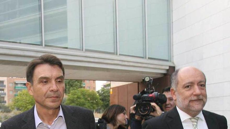 Rosell (a la izquierda) con uno de sus abogados.