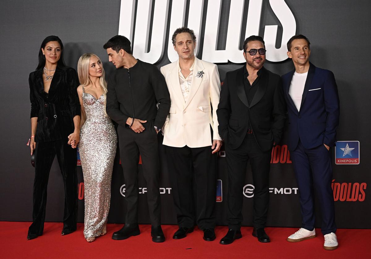 Desirée Popper, Ana Mena, Óscar Casas, Claudio Santamaria, Enrique Arce y Mat Whitecross durante el estreno de la película 'Ídolos', a 21 de enero de 2026, en Madrid (España).