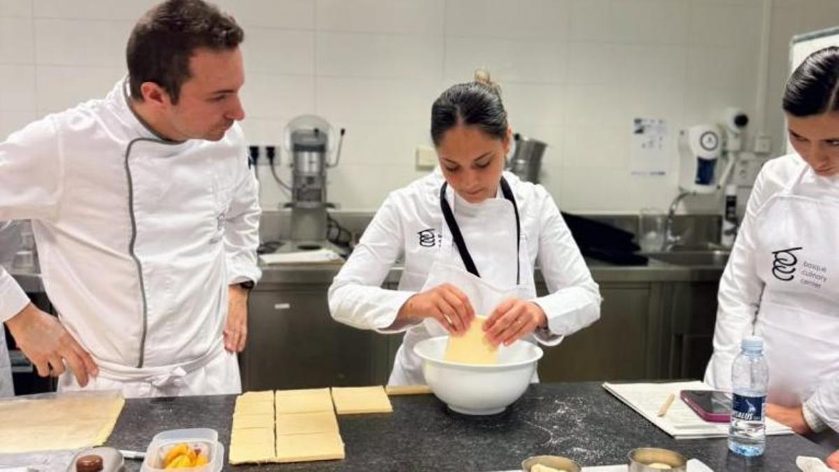Cristina Sánchez, en el Basque Culinary Center, junto a Víctor de Castro.