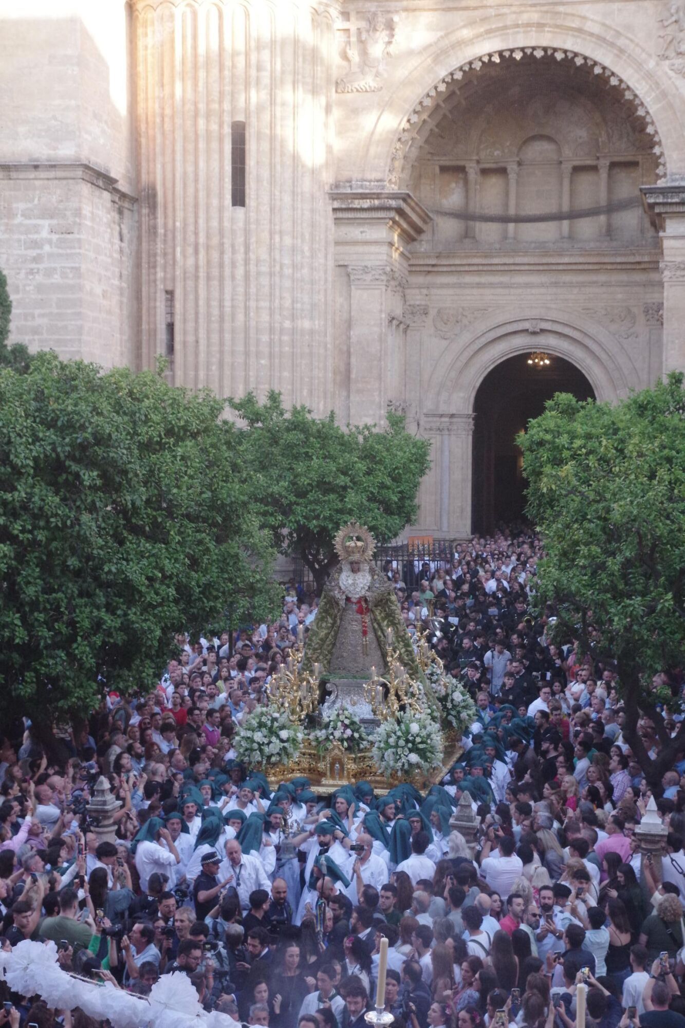 Procesión triunfal de regreso de la Virgen de la Esperanza a su basílica tras su peregrinación a Roma