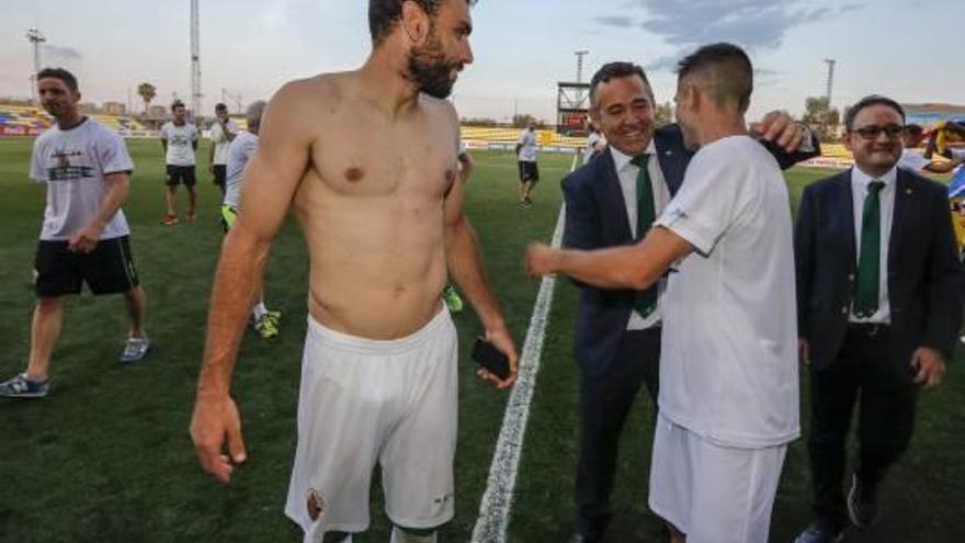 Diego García y Segarra felicitan a los jugadores tras el ascenso.