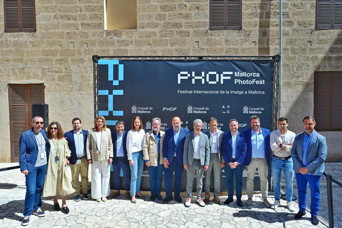 Foto de familia de las autoridades y organizadores del Photofest.