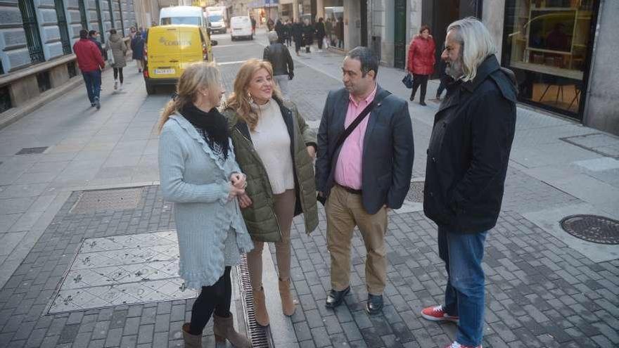 María Rey, portavoz de Cs, y Javier Alonso, portavoz provincial, con Agustín Vigo de la UFP. // R. Vázquez