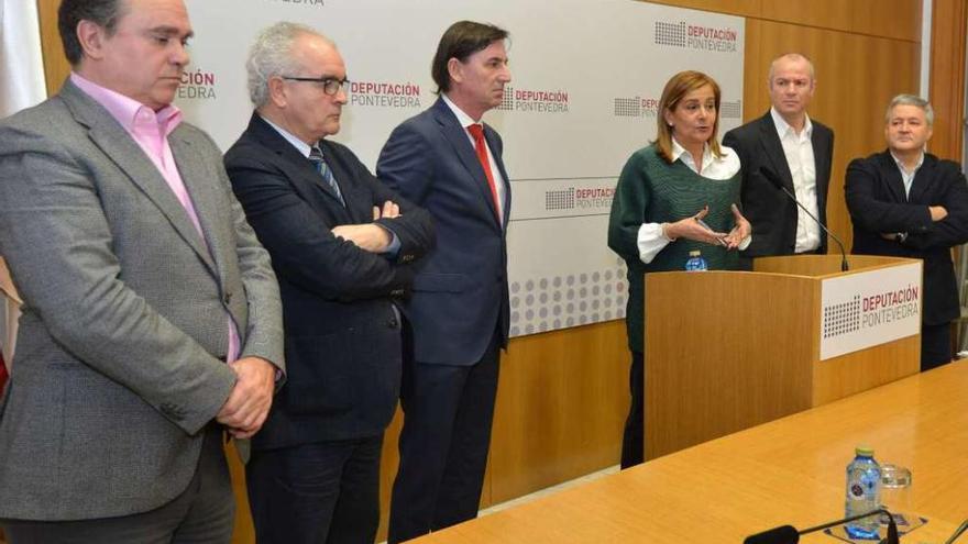 Los titulares de las Cámaras de Comercio de la provincia, con la presidenta de la Diputación. // G. Santos