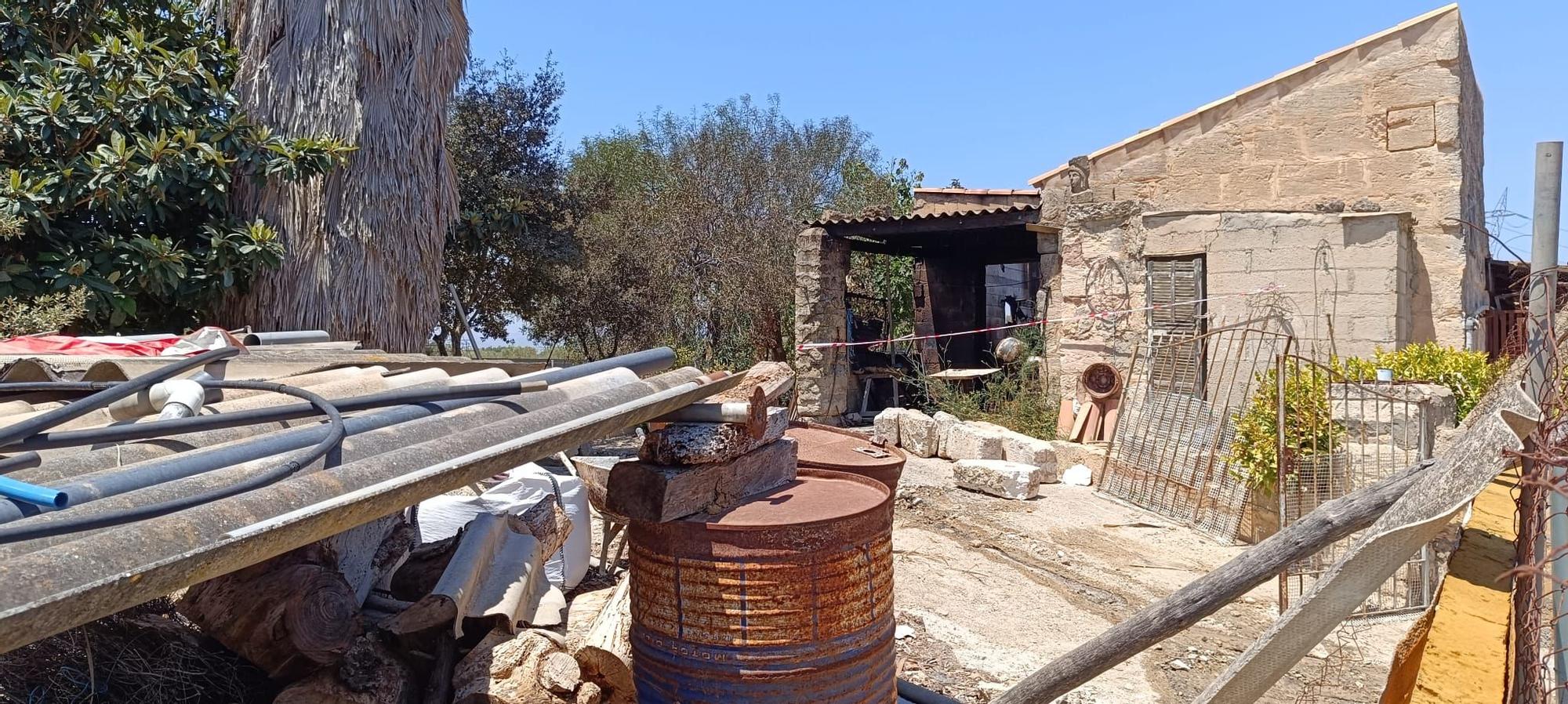 FOTOS | Un anciano de 89 años, crítico al explotar la maquinaria de una casa de aperos en su domicilio de Muro