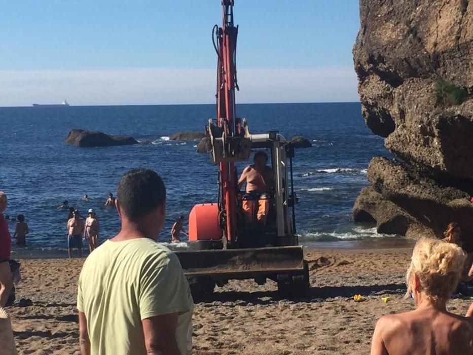 Los bañistas se levantan, indignados, obligados por una máquina en la playa de Estaño.