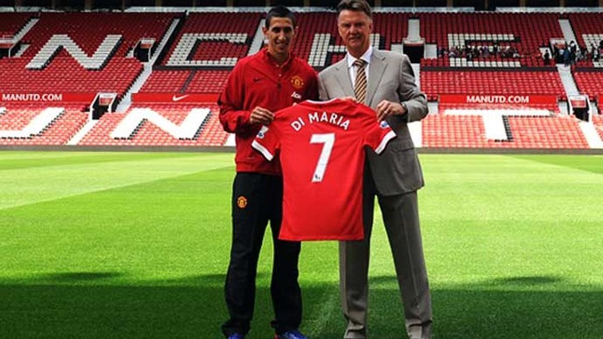 Di María y Van Gaal posando con el nuevo dorsal del argentino