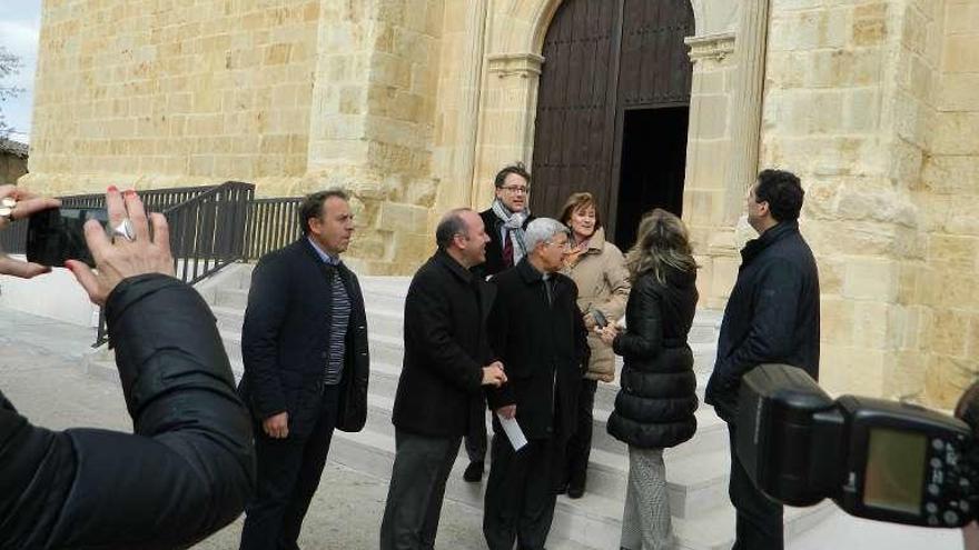 Representantes de la Junta en una visita a la iglesia de Casaseca.