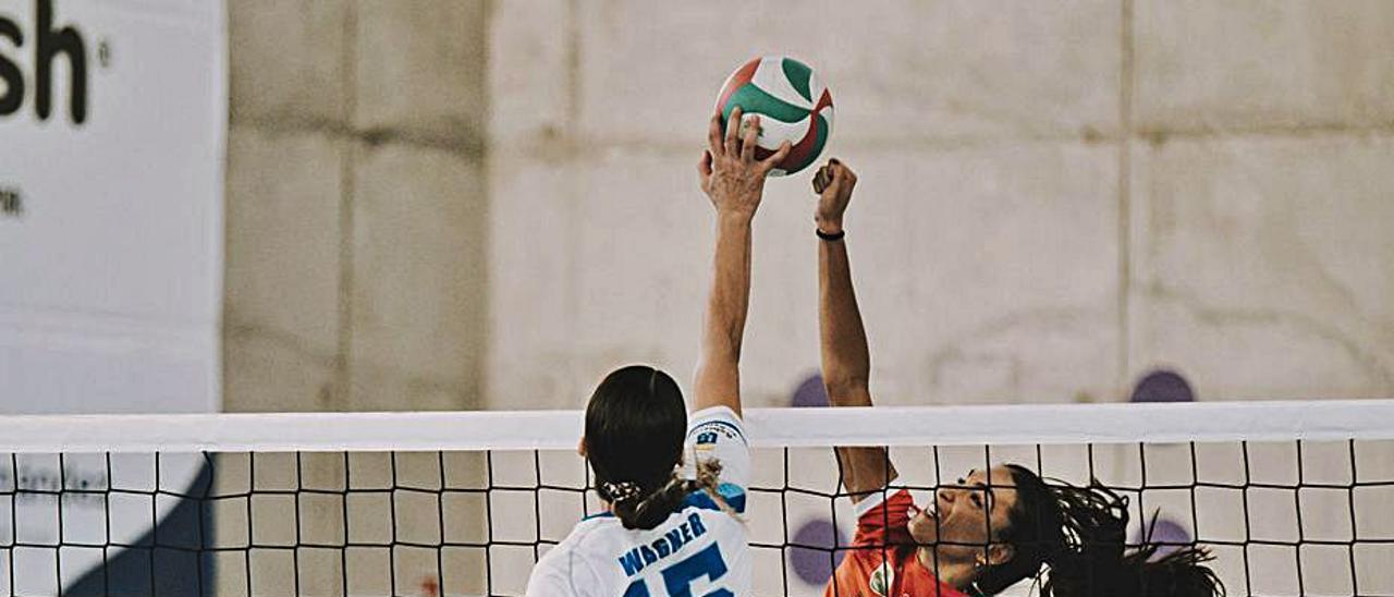 Jessica Wagner y Carlota García, en una acción del partido de ayer.