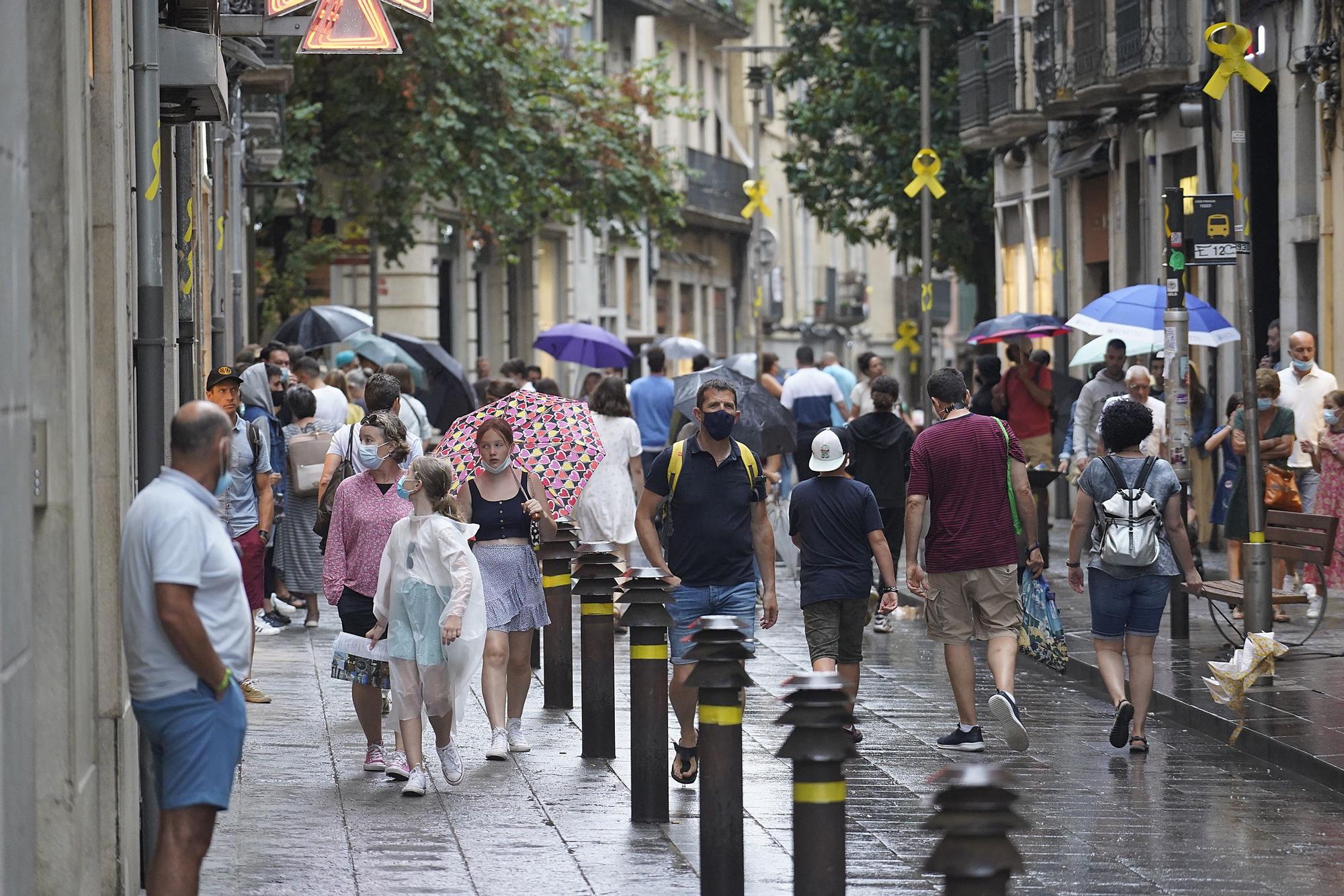 El mal temps buida les platges i omple de turistes Girona i Figueres