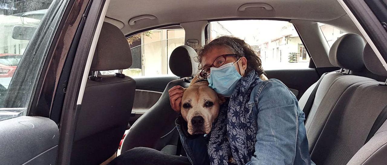 Antonia Sueiras, con su perra Rose, con la que duerme en su coche.