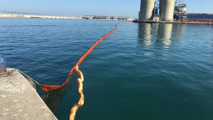 La Guardia Civil cree que no hay delito en el vertido del buque Sicilia en el puerto