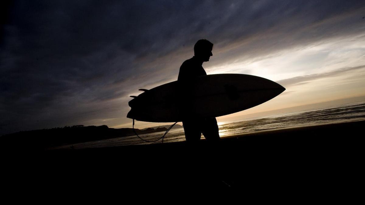 Un surfista en Salinas.