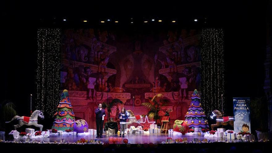 El escenario se ha adornado con decoración navideña.