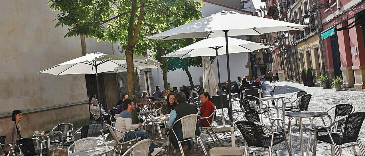 Ambiente, ayer, en una terraza de hostelería del casco histórico de Avilés. | Mara Villamuza