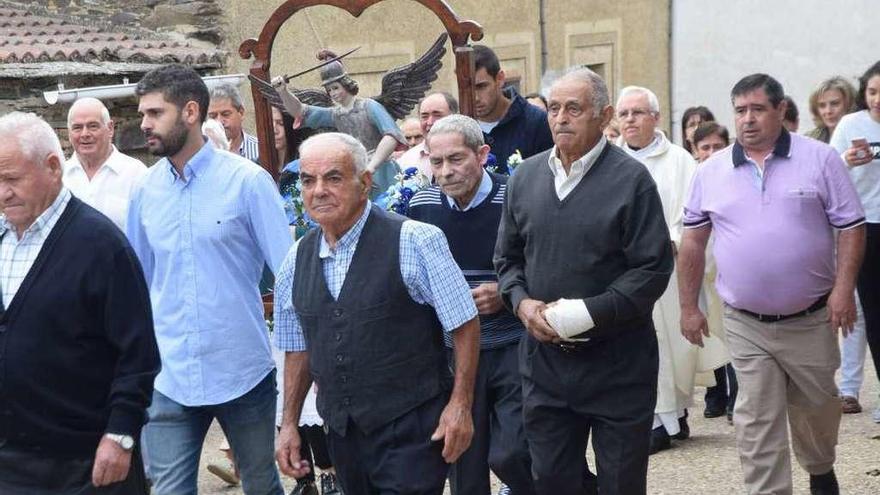 Procesión con la imagen de San Miguel Arcángel por las calles de Fradellos.