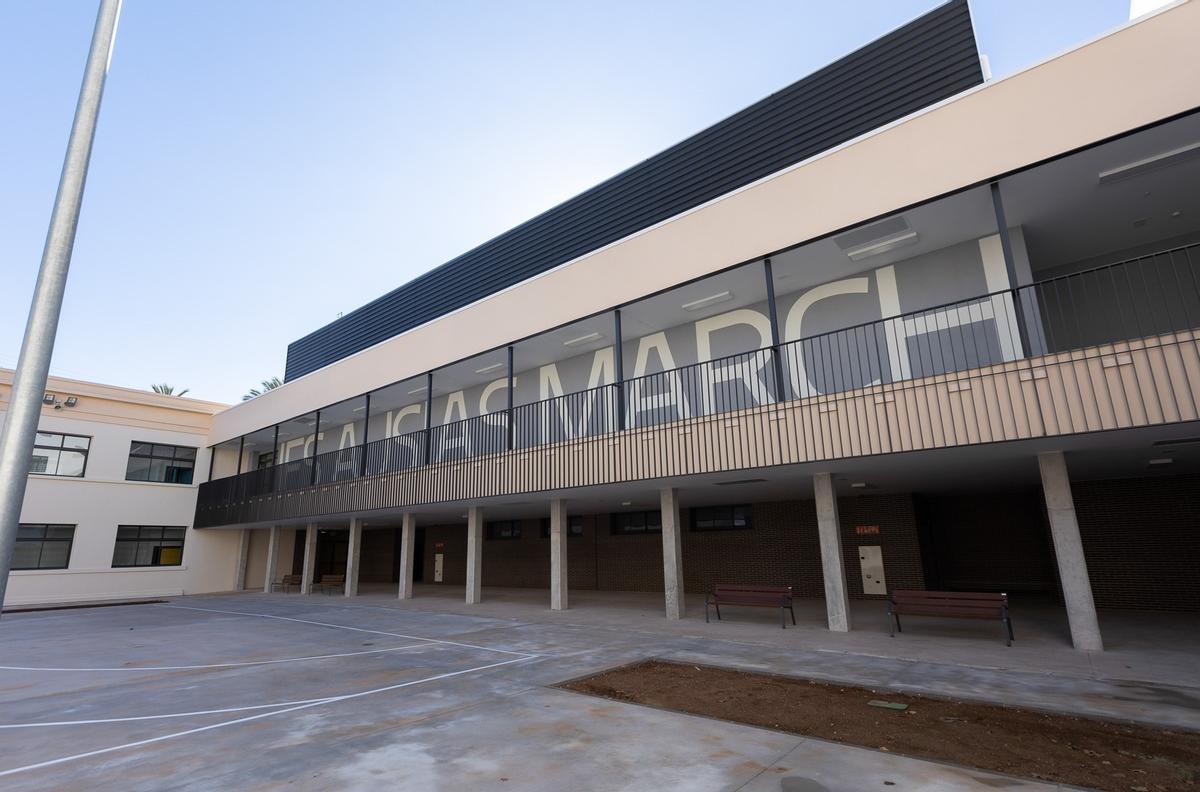 Una de los aularios ampliados recayente al patio.