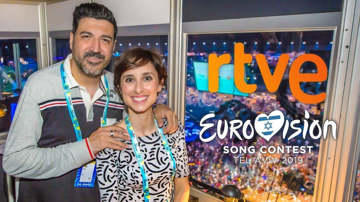 Tony Aguilar y Julia Varela, comentarista de Eurovisión 2019, en la cabina de retransmisión de Lisboa 2018