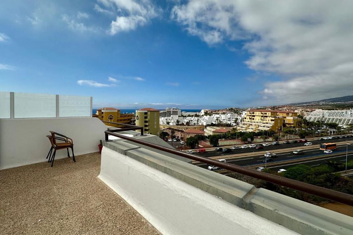 Piso con gran terraza y vistas al oceano en Adeje