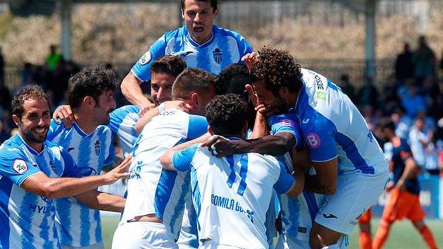 Los jugadores del AtlÃ©tico Baleares celebran un gol.