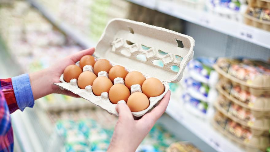 ¡Sorpresa! Una clienta compró huevos en Carrefour y encontró esto en su interior