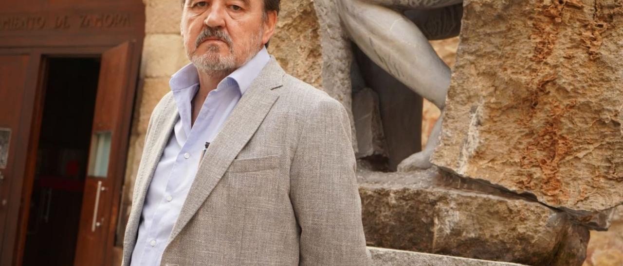 El escritor Karmelo Iribarren junto a la escultura situada a las puertas de la Alhóndiga. | Jose Luis Fernández