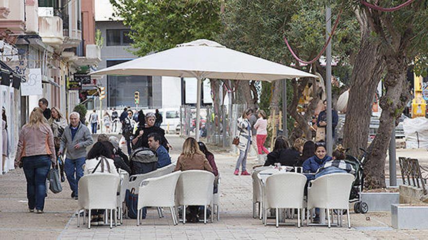 Las terrazas taparán las fachadas de muchos comercios.