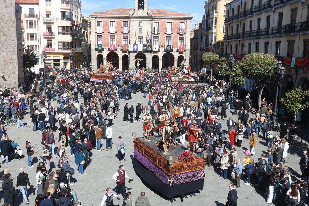 El Jesús Nazareno de Zamora, tras una noche larga de procesión: sopas de ajo en Tres Cruces y llegada a la Plaza Mayor