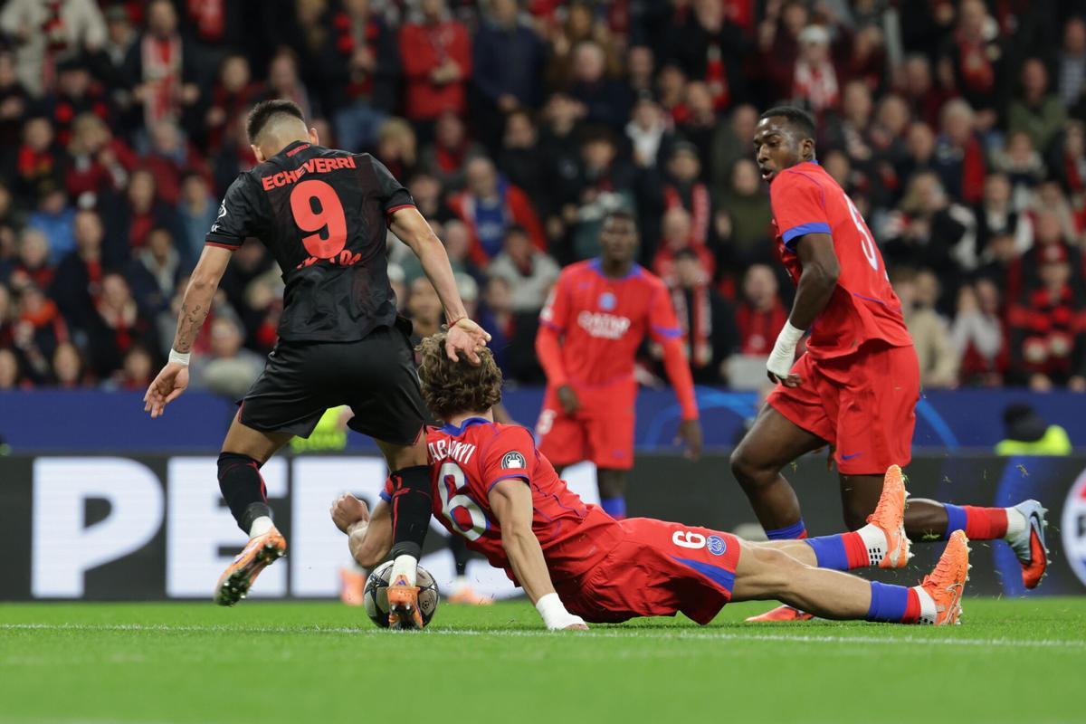 Claudio Echeverri supera a Illia Zabarnyi en el Bayer Leverkusen-PSG de la Champions.