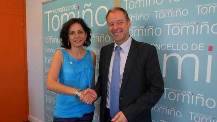 La alcaldesa de Tomiño, Sandra González, y el rector de la Universidad de Vigo, Salustiano Mato.  // E. G.