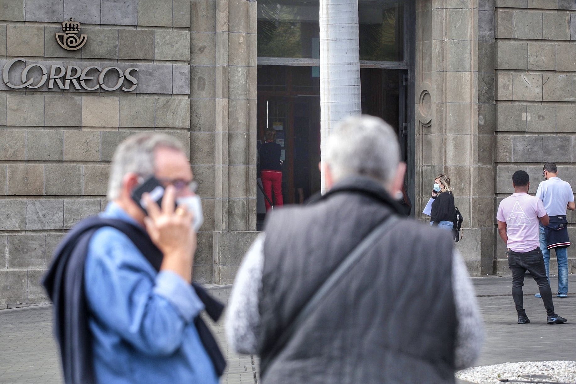 Colas en la oficina de correos Plaza España