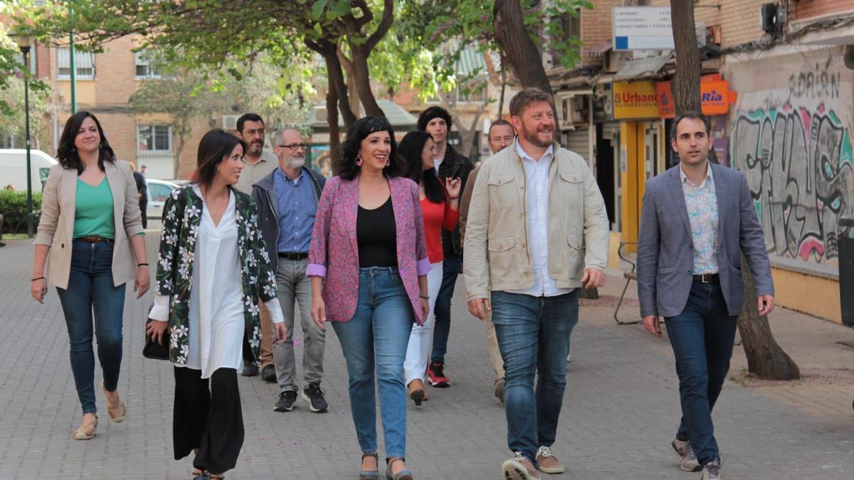 Toni Morillas, que será la candidata del frente de izquierdas al Ayuntamiento de Málaga, rodeada en el barrio de La Luz por Martina Velarde, Nico Sguiglia y Toni Valero. .
