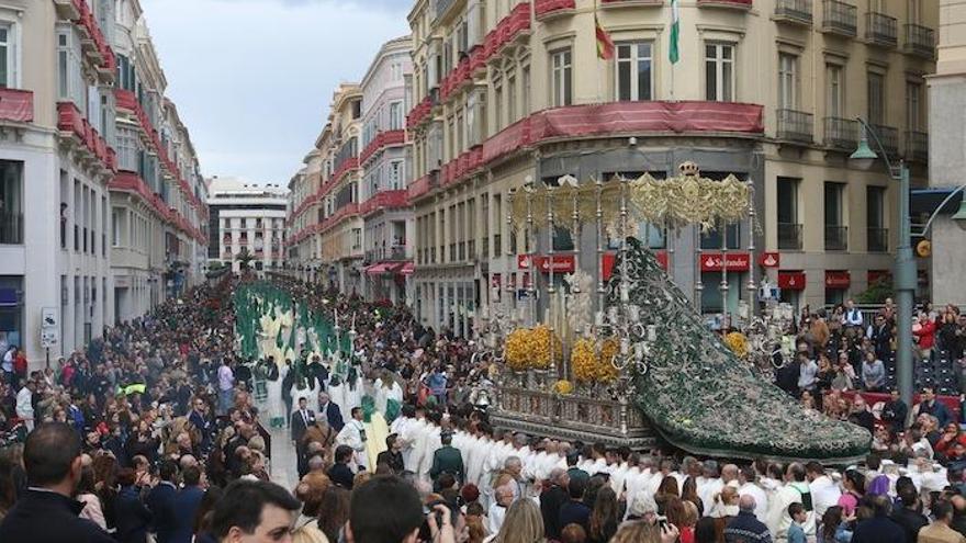 Vista de las fachadas de calle Larios adornadas con los paños en la pasada Semana Santa.