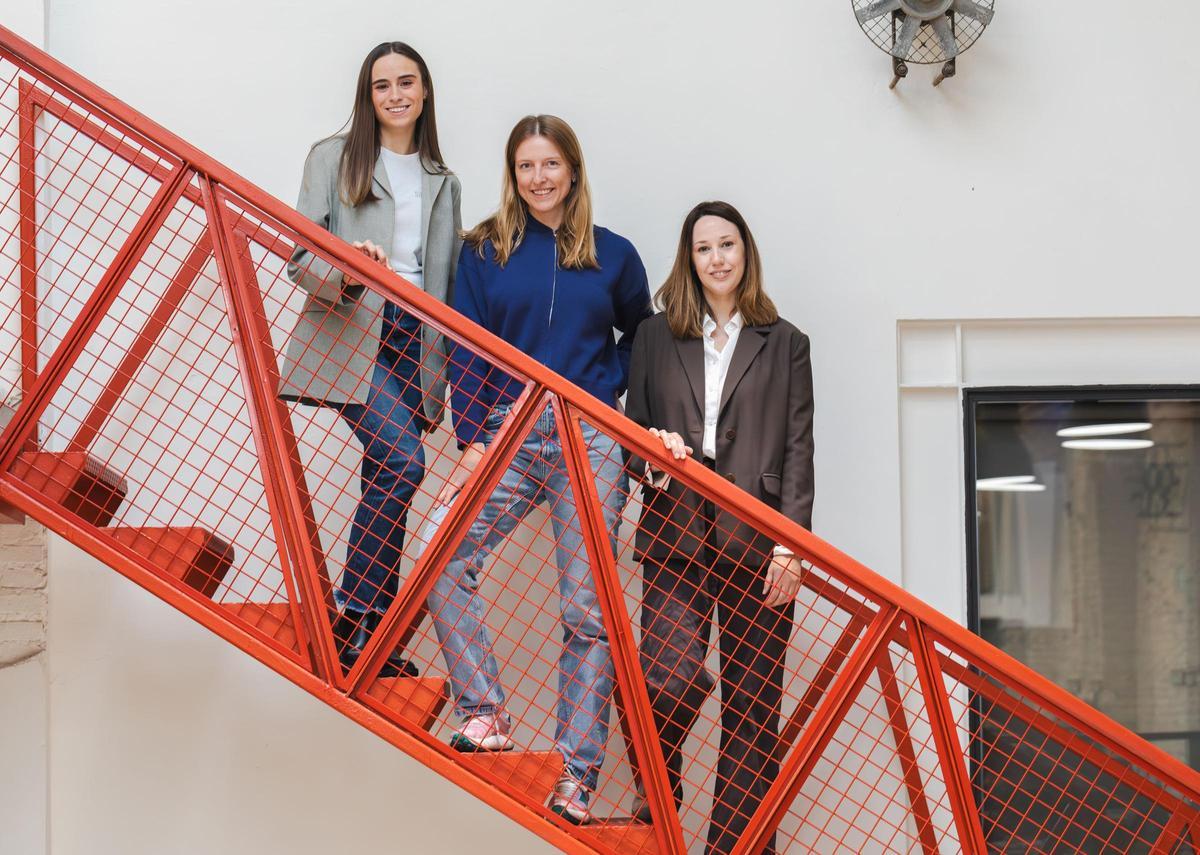 De izquierda a derecha, Claudia Cambra, de Silocomo; Hannah Hodkinson, de COOL MOVE y Alicia Aparisi, de EDUCAYA