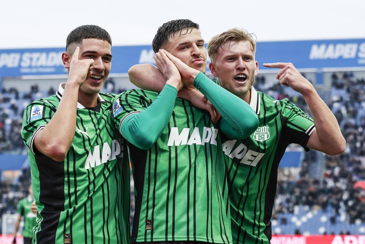 Tarik Muharemovic celebra con Cristian Volpato y Josh Doig su gol en el Sassuolo-Fiorentina de la Serie A