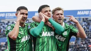 Tarik Muharemovic celebra con Cristian Volpato y Josh Doig su gol en el Sassuolo-Fiorentina de la Serie A