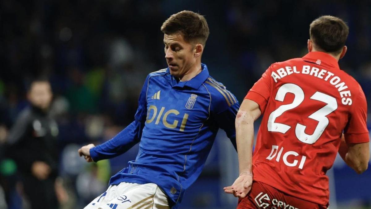 Ilic pugna por un balón con Bretones en el partido de ida del Oviedo ante Osasuna, en el Tartiere. | LUISMA MURIAS