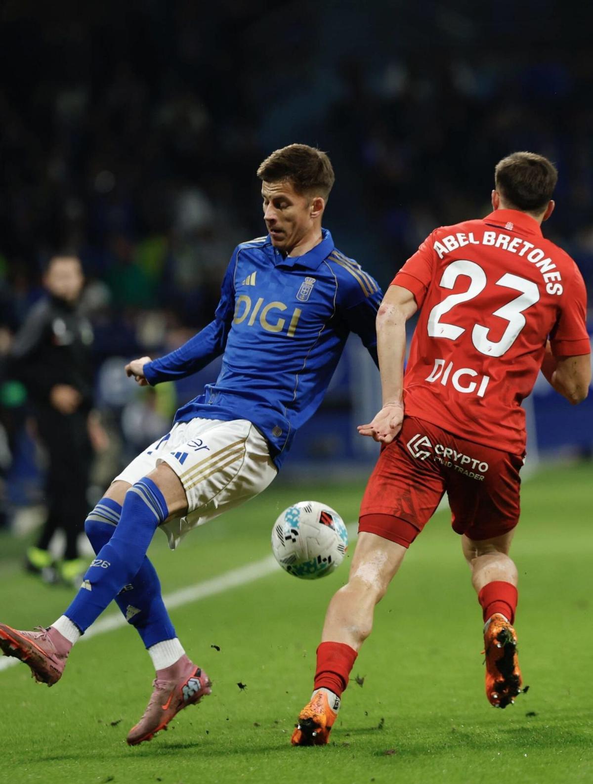 Ilic pugna por un balón con Bretones en el partido de ida del Oviedo ante Osasuna, en el Tartiere. | LUISMA MURIAS