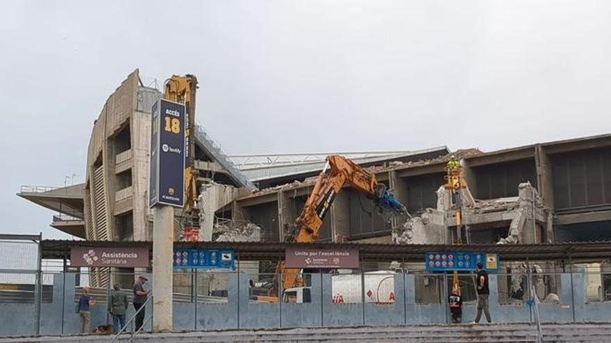 Les excavadores es mengen i destrueixen el Camp Nou