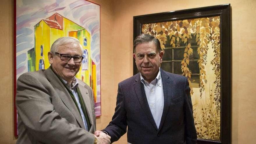 José Manuel Granda y Alfredo Canteli dándose la mano antes de la junta del Centro, ayer.