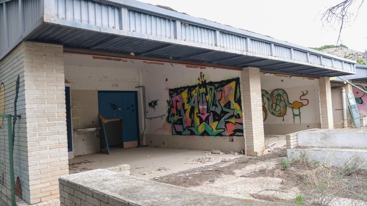 Estado actual del abandonado colegio Miguel de Cervantes de Elda.