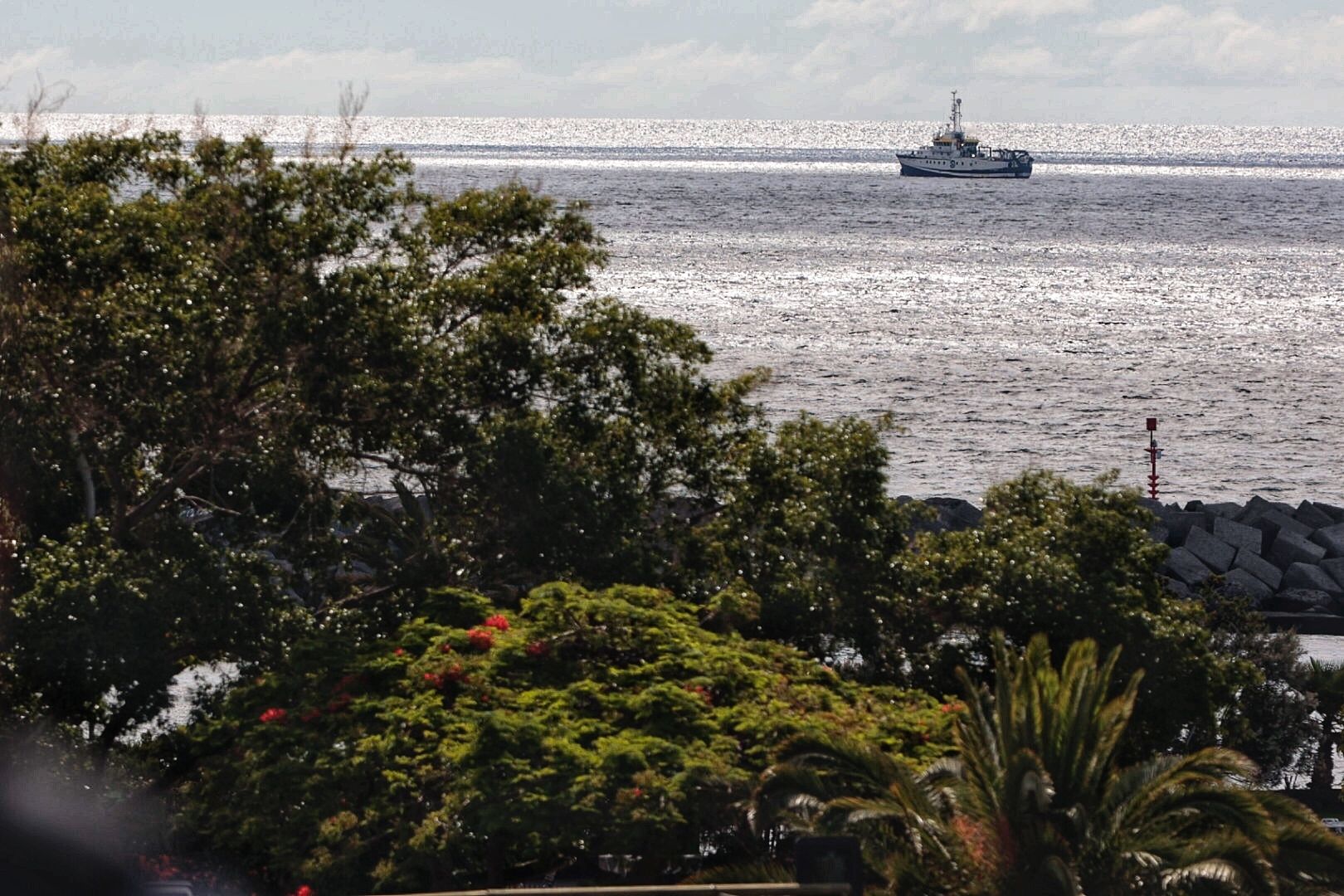 El buque 'Ángeles Alvariño' continúa realizando barridos cerca de la costa al sudeste de Santa Cruz de Tenerife