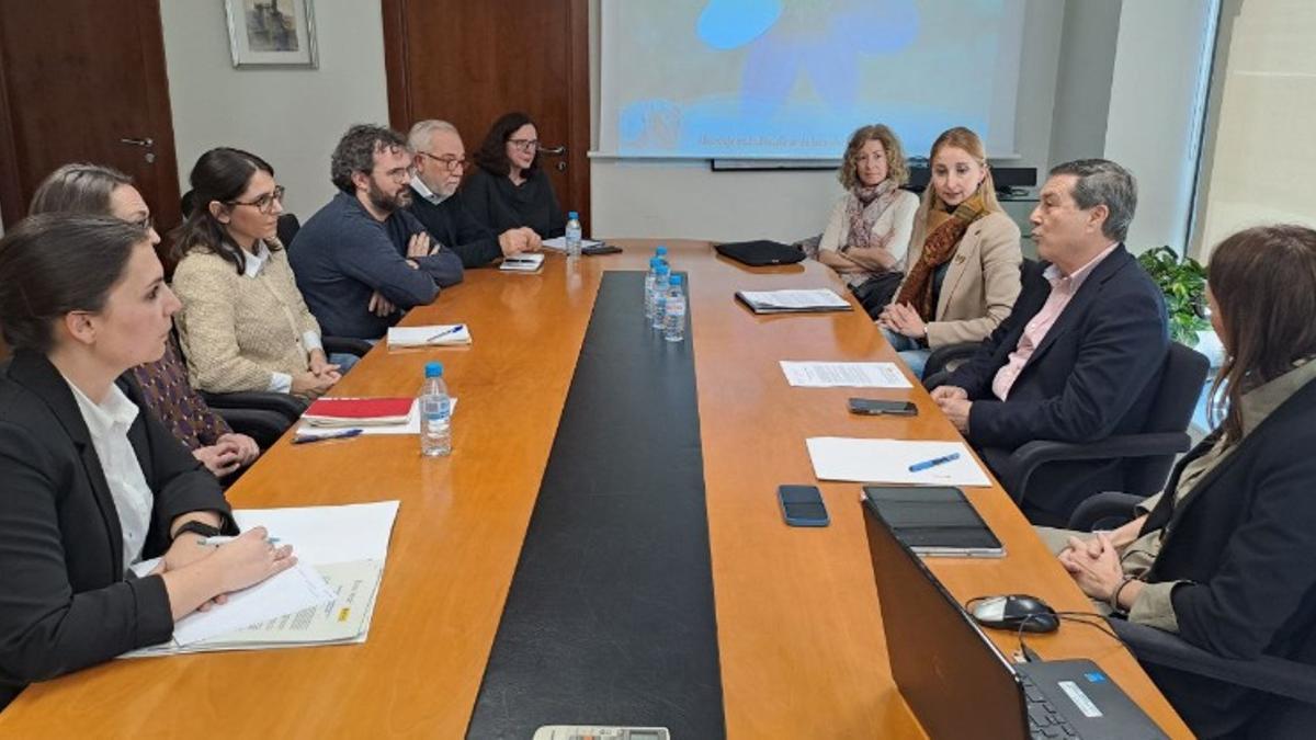 El conseller Marciano Gómez reunido con especialistas por el día de las Enfermedades Raras.