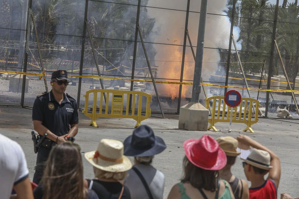 Mascletà de aviso de fiestas en Elche