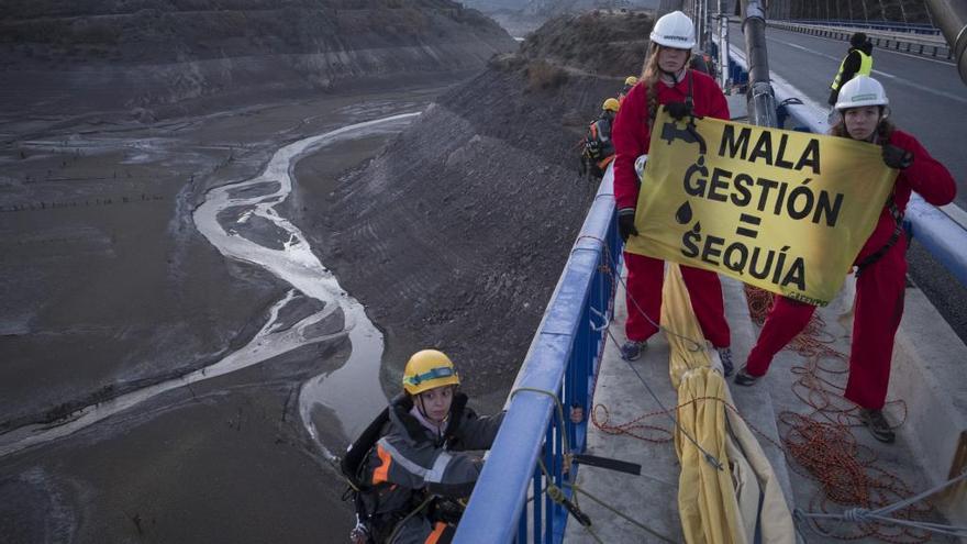 Greenpeace coloca una pancarta en Barrios de Luna por la mala gestión del agua