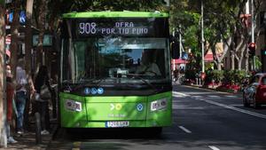 Una guagua de transporte urbano circula por las calles de Santa Cruz de Tenerife. 