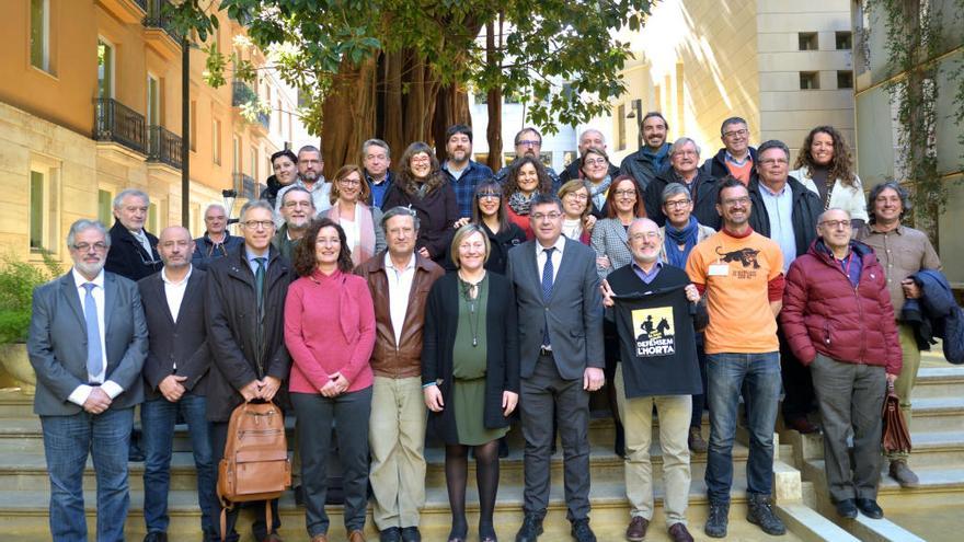 Participantes en la aprobación de la ley de la huerta valenciana en las Corts